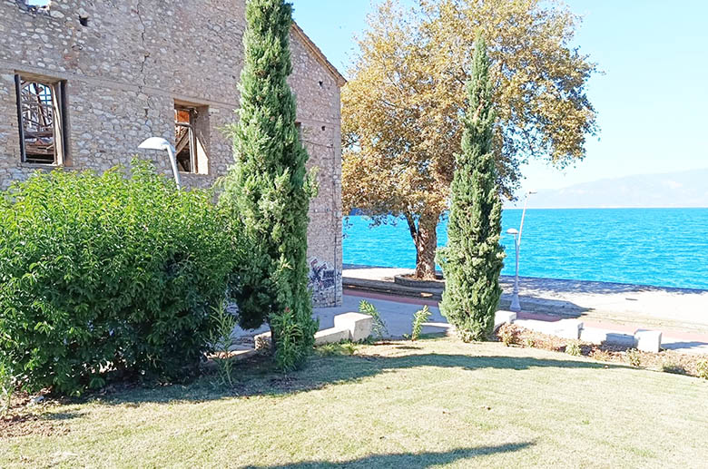 Ανθίζει ο κήπος της παραλίας του Αιγίου
