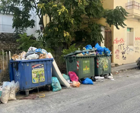 Πατρινοί μαζεύουν υπογραφές για τα σκουπίδια!
