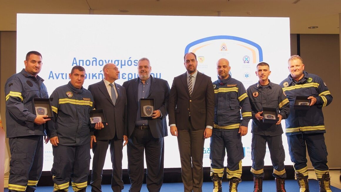 Βράβευση των Εθελοντών Διασωστών Πυροσβεστών Δυτικής Αχαΐας  από το Υπουργείο για την προσφορά του στην Πολιτική Προστασία