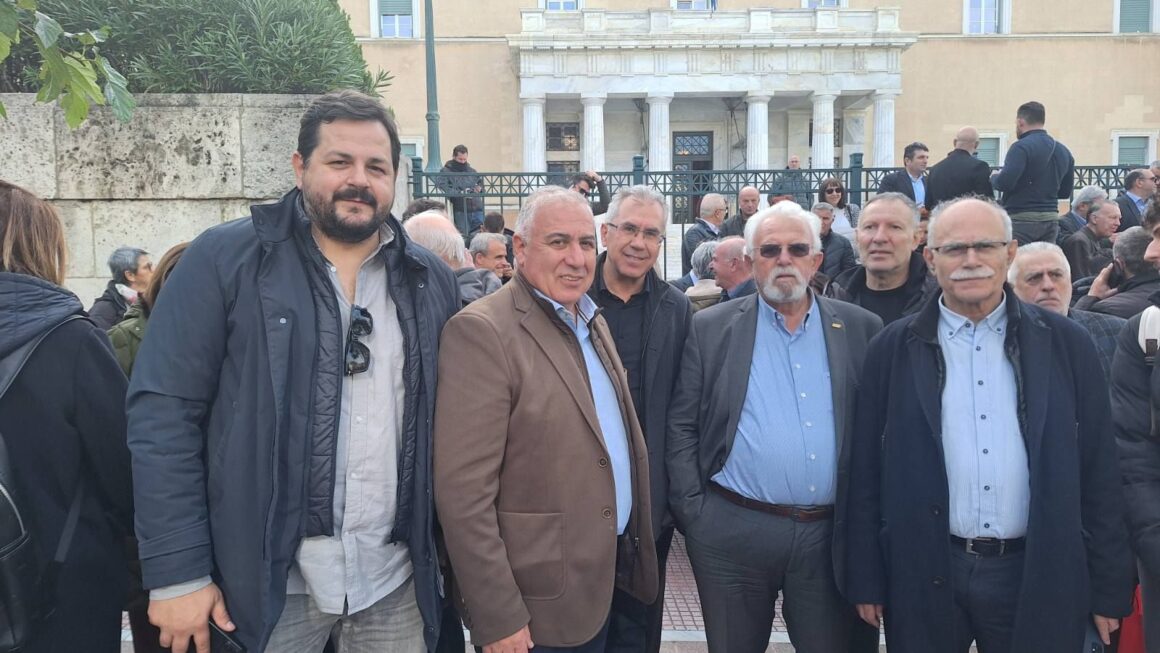 Ο Δήμαρχος Αιγιαλείας παρών στη συμβολική συγκέντρωση διαμαρτυρίας της ΚΕΔΕ έξω από τη Βουλή των Ελλήνων.