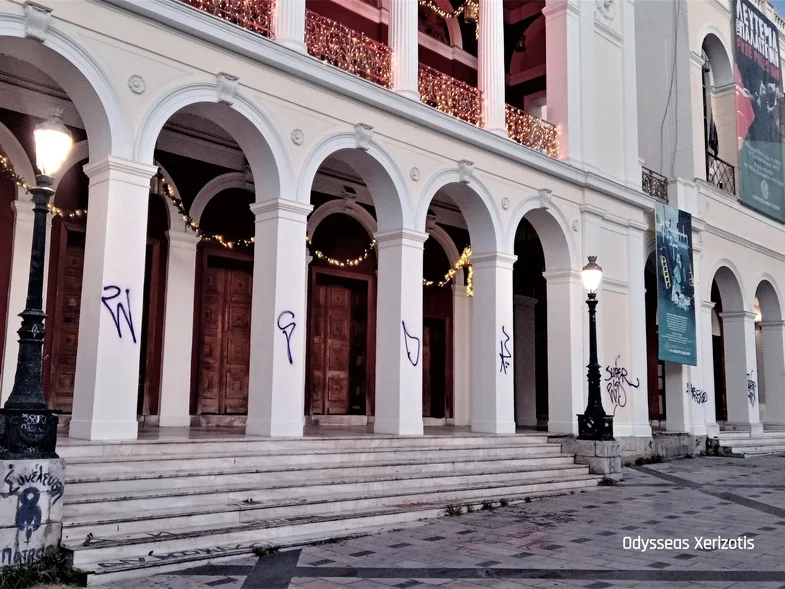 Θέατρο Απόλλων Πατρών: Οι κολώνες του θεάτρου «βάφτηκαν» ξανά με συνθήματα