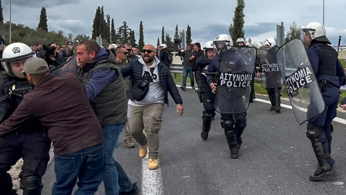 Μπλόκο αγροτών στην Κορινθία- Ένταση στον κόμβο του Κιάτου