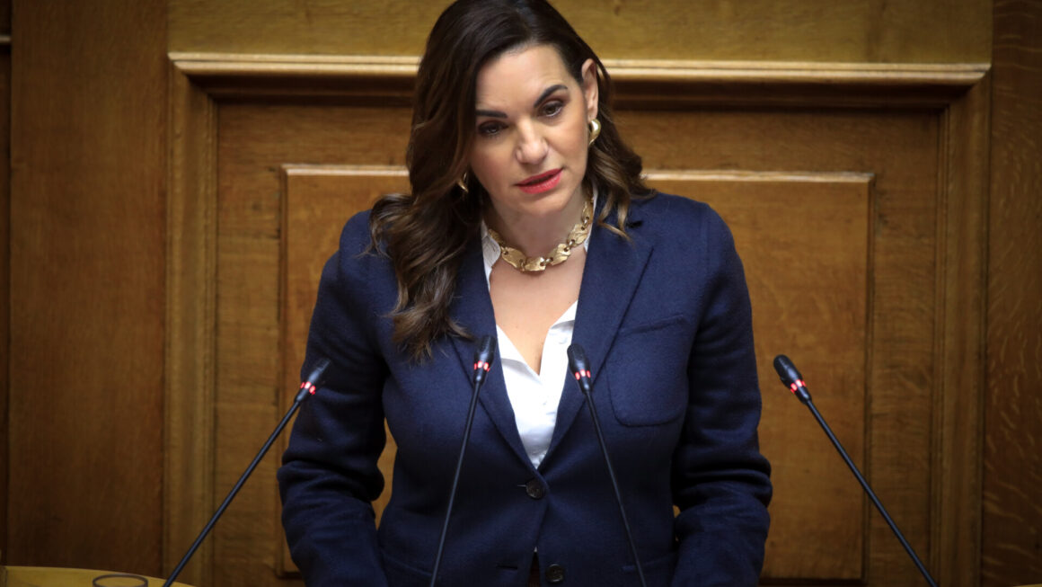 Εξηγήσεις επιχειρεί να δώσει Κεφαλογιάννη για την επίμαχη τροπολογία επιμέλειας τέκνων