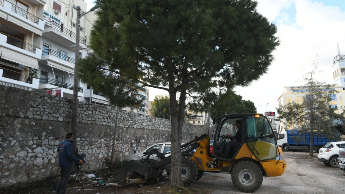 ΕΡΓΑΣΙΕΣ ΠΡΑΣΙΝΟΥ και ΚΑΘΑΡΙΣΜΟΥ στο ΔΗΜΟΤΙΚΟ ΠΑΡΚΙΝΓΚ του ΑΓΙΟΥ ΔΙΟΝΥΣΙΟΥ και στην ΠΛΑΤΕΙΑ ΔΡΟΣΟΠΟΥΛΟΥ