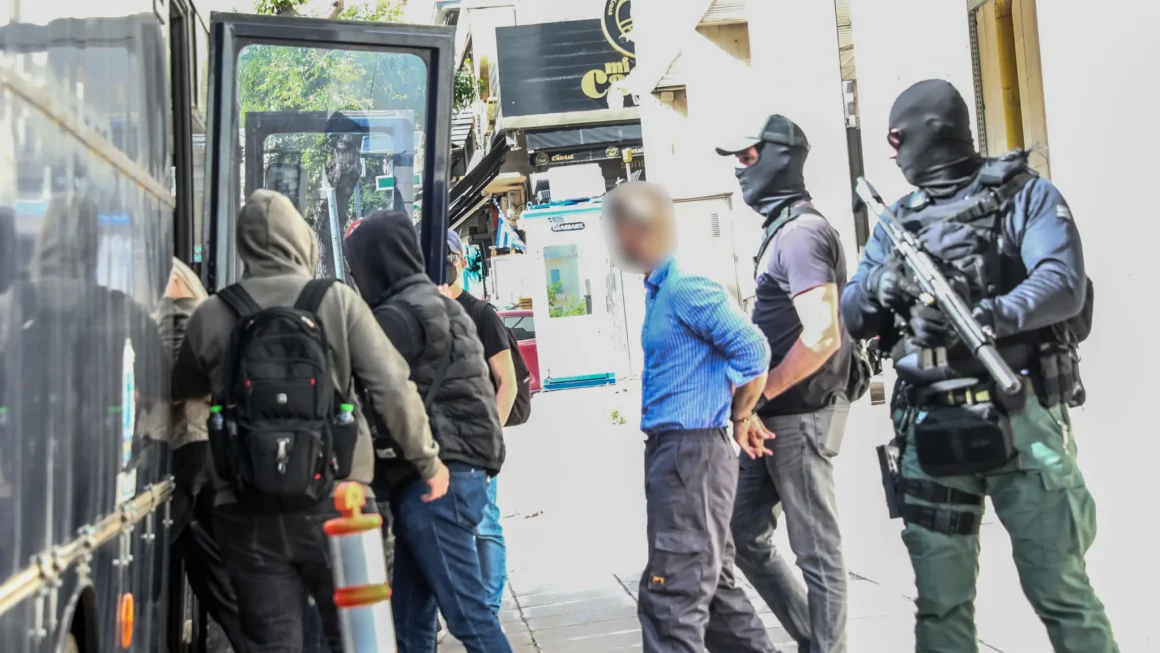 Ειδικοί στις μεταμφιέσεις οι ληστές με τα καλάσνικοφ