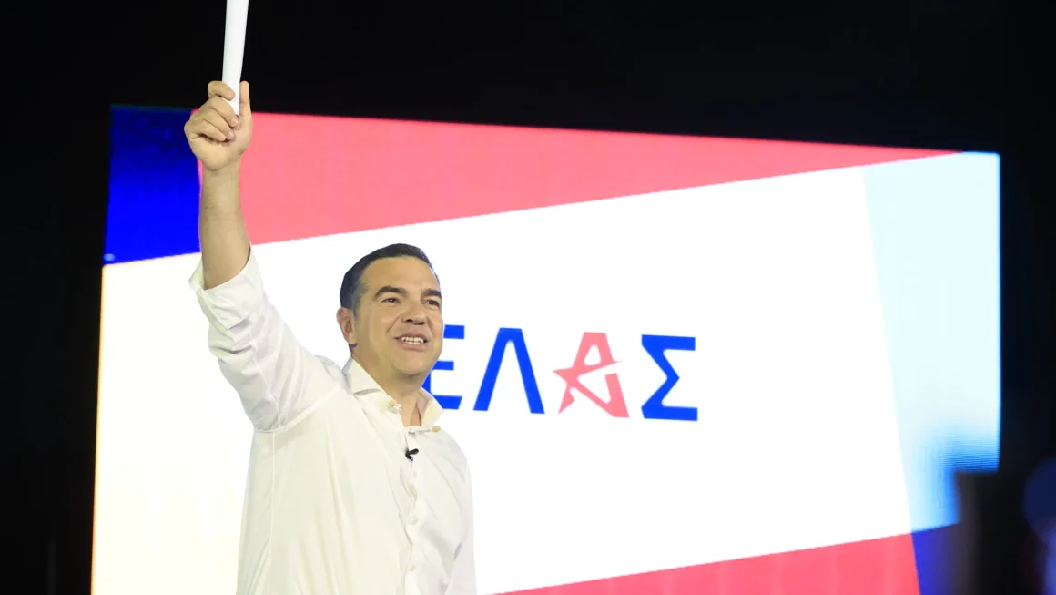 Ο Αλέξης στο ρετιρέ της αριστερής πολυκατοικίας!