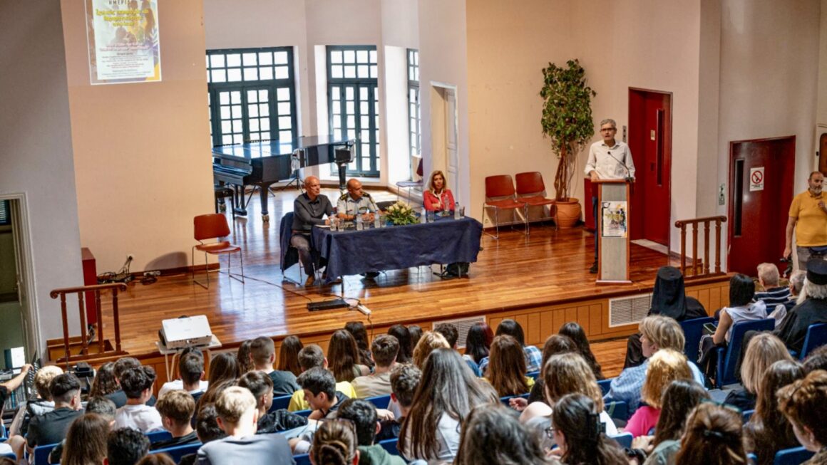Ο Άγγελος Τσιγκρής μίλησε στο Αίγιο για τη σχολική βία και τον εκφοβισμό