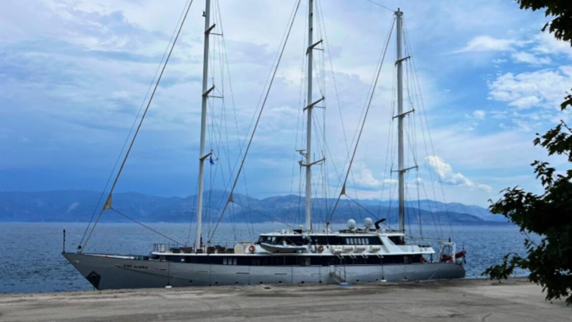Έπιασε λιμάνι στο Αίγιο τουριστικό με Γερμανούς