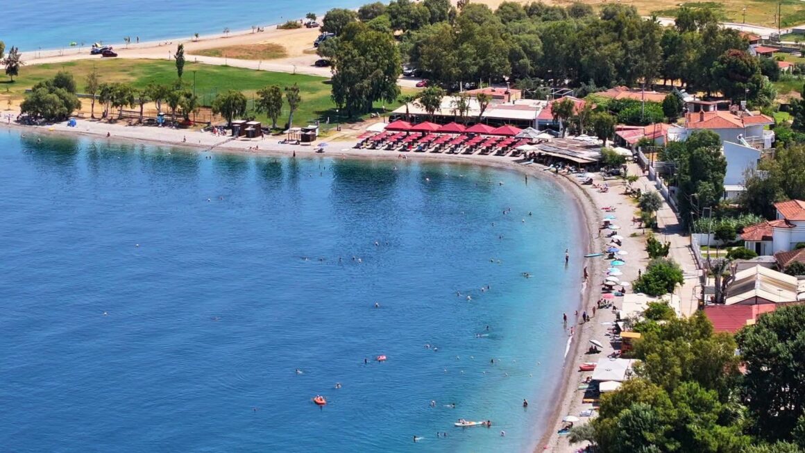 Τελεσίγραφο» για τα σκάφη στη δυτική παραλία της Άκολης