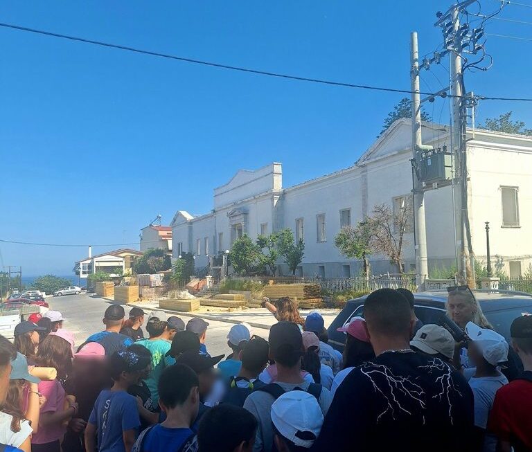 Περίπατος στο κέντρο της Πάτρας και επίσκεψη στο Δημαρχείο, για τα παιδιά των Ημερήσιων Παιδικών Κατασκηνώσεων του Δήμου Πατρέων