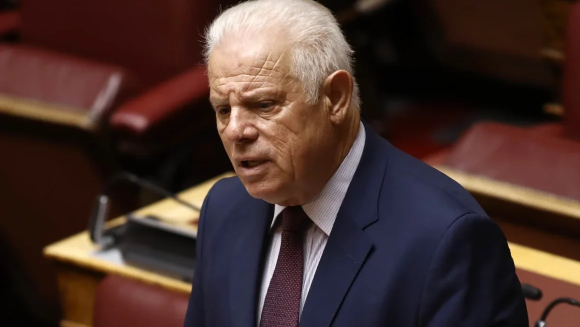 Βλάχος προς Μητσοτάκη: Επίκαιρη ερώτηση στη Βουλή για το κόστος και τη διαχείριση της ανακύκλωσης