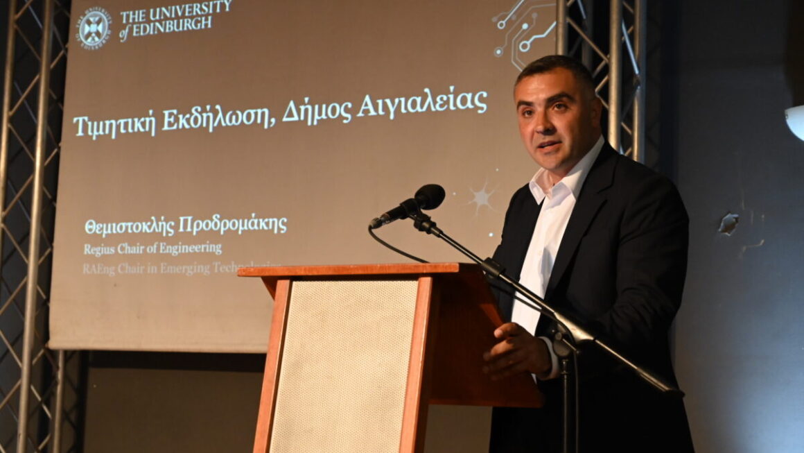 Τιμήθηκε από τον Δήμο Αιγιαλείας ο διακεκριμένος Αιγιώτης επιστήμονας Θέμης Προδρομάκης
