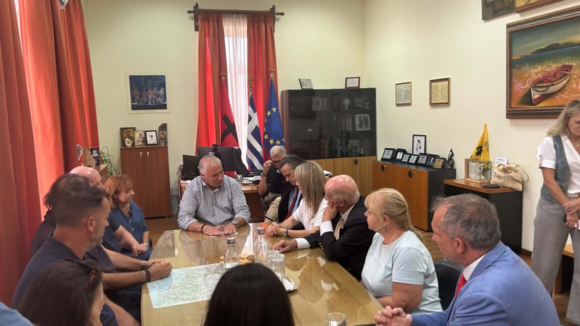 Συνάντηση της Μαρίας Καρυστιανού με τη δημοτική αρχή Αιγιαλείας