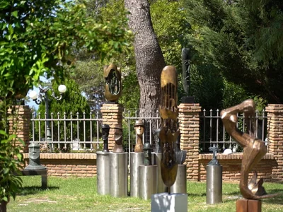 Αχαΐα Κλάους: Η τέχνη απέναντι στη φωτιά με την έκθεση- έκπληξη «Ό,τι δεν κάηκε»
