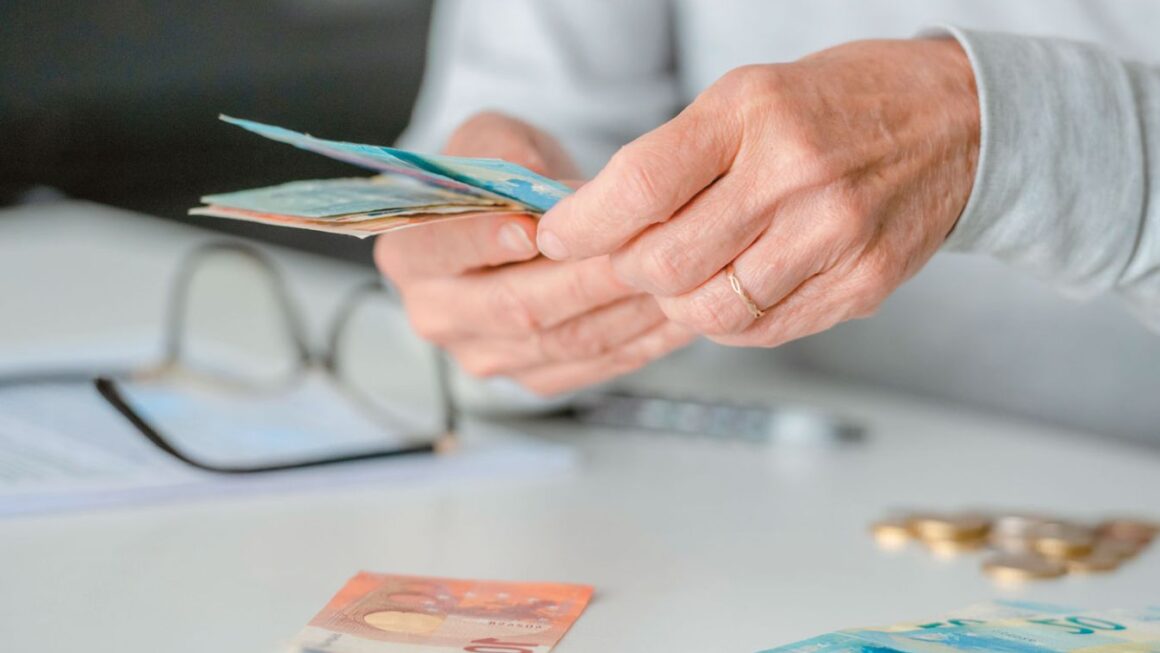 Πλασματικά έτη: Ποιοι μπορούν να «κλειδώσουν» σύνταξη στα 62